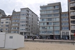 Prachtig hoekappartement met frontaal zeezicht in het hartje van het Zoute. Samenstelling: ruime woon- en eetkamer met adembenemend zicht op zee en strand. Moderne ingerichte keuken met alle huishoudapparaten waaronder een stoomoven. 3 mooie geproportioneerde slaapkamers. 2 luxueuze badkamers. Was- en droogkast. Standplaats voor 1 wagen in de residentie inbegrepen in dehuurprijs. Conci�rge. De 