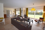 Ruime en charmante mid-century moderne villa op een rustige locatie in het Zoute. Unieke ligging vlakbij de Royal Zoute Tennis Club, Zwin, Golf, strand en kleine winkels. Ruime zonnige woonkamer met vintage meubilair, aangrenzende eetkamer en toegang tot de tuin op het zuiden. Ingerichte keuken. 5 slaapkamers en 2 badkamers. Garage en parkeerplaatsen. (ref.: PASSING/Passing Shot)