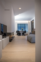 Prachtig gerenoveerde woning in het centrum van het oude Knokke op wandelafstand van de groentenmarkt. Samenstelling Inkom met toilet. Eetplaats met salon en open gashaard. Volledig geïnstalleerde keuken. 2 Slaapkamer en een douchekamer. Mooi tuin met terrs en een buitenkeuken.Een aanrader voor een zorgeloze vakantie. (ref.: PETITE/La petite Villa)