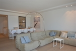 Prachtig gerenoveerd 4 slaapkamerappartement met frontaal Zeezicht op het Albertstrand Samenstelling: aangename living met zicht op het strand en de zee. Volledig uitgeruste open moderne keuken( met was/droogmachine in de keuken). Master bedroom met aansluitende douchekamer met dubbele lavabo en toilet. 3 slaapkamers telkens met een dubbel bed en een tweede douchekmer met dubbele lavabo. Mogelijkheid tot huren van een garage en een strandcabine. (ref.: GRIMALDI/Grimaldi 62)