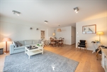 Ruim appartement in een rustige residentie in het hartje van het Zoute, aantrekkelijk gelegen tussen het Albertplein en de minigolf. Het strand op 50 m. Samenstelling: Inkom met apart toilet. Ruime woon- en eetkamer met zijdelings zicht op de zee. Ingerichte open keuken voorzien van alle huishoudapparaten : totaal kookcomfort. Hoofdslaapkamer met aanpalende verzorgde badkamer. 2de slaapkamer met douchecel. Uniek vakantiegevoel op een begerenswaardige ligging in het Zoute! (ref.: MARINERS/Mariners 6.1)