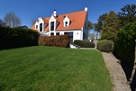 Prachig gerenoveerde villa met uniek golfzicht. Samenstelling inkom met toilet en vestiaire.Moderne open keuken met toegang tot het zonneterras en de tuin. Leefruimte met openhaard en aparte eethoek. 4 mooie kamer elk met eigen bad of douchekamer en ingemaakte kasten. Garage voor fietsen. Autostaanplaats voor de garage. Zuidgericht terras en tuin. (ref.: GOLFVIEW/Golf View)