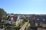 Prachtig gerenoveerde studio op een rustig ligging. Samenstelling: inkom met toilet en ingemaakte kasten. Divan/bed en eethoek. Kitchenette voorzien van alle comfort. Inloopdouche met lavabo. Zuidgericht terras met open zicht over de villa's .De studio is  voorzien van domotica. (ref.: NELE/Nele 3.3)