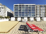 Uitzonderlijk smaakvol appartement in standingvolle residentie op de zeedijk van het Zoute, ideaal gelegen tussen het Albertplein en de wandeldijk. Samenstelling: inkomhall met vestiaire en wc. Gezellige Woon- en eetkamer met zicht op strand en zee en opened op terras. Functioneel ingerichte keuken. 1 grote slaapkamer met complete badkamer en dressing, 2 de en 3de slaapkamers elk met eigen duche en lavabo. Terras achetraan . Staanplaats voor 1 wagen in de benedenverdieping van de residentie. Concierge: optimale veiligheid en service. Gemeenschaapelijke fietsenberging. Warm aanbevolen !https://www.hdmedia.fr/virtueel-bezoek/hd/cbp0bpfLtb-globe-25.html (ref.: GLOBE/Globe 25)