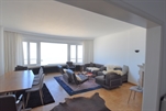 Grand appartement avec vue frontale sur la mer au Zoute. Composition: spacieux s�jour avec coin repas. Cuisine �quip�e. 3 chambres � coucher et 2 salles de bain. Belle vue sur la plage et la Zeedijk. (ref.: GALIA/Galia 5.2)