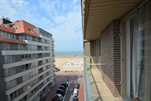 Volledig vernieuwd appartement, ideaal gelegen tussen de minigolf en de zeedijk. Indeling: inkommet vestiaire en wc. Gezellige woon- en eetkamer met zijdelings zeezicht en uitgevend op terrasOpen keuken met ontbijtbar. 3 slaapkamers met dubbel bed waarvan 1 met aansluitende badkamer (bad,lavabo en wc). 2 praktische douchekamers. 2de terras. Standplaats in de residentie. Concierge:optimale veiligheid. Warm aanbevolen.Virtueel bezoek; https://www.hdmedia.fr/virtueel-bezoek/hd/cbp0bp600-claridge-63.html (ref.: CLARIDGE/Claridge 63)