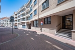 Smaakvol appartement op een centrale ligging, op wandelafstand van het strand en de zee. Samenstelling: inkom met vestiaire en wc. Gezellige woon- en eetkamer met veel lichtinval. Ingerichte, open keuken. Ruime slaapkamer met slaaphoek met stapelbed voor kinderen en aansluitende douchekamer. Gemeenschappelijke fietsenberging. (ref.: WINSTON/Winston 01)